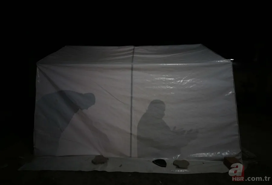 Tüm Türkiye depremde vefat edenler için ellerini semaya kaldırdı 21