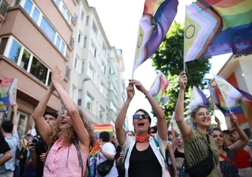LGBT terörü İstanbul sokaklarına indi! Başkan Erdoğan’ı hedef alan sapkınlara polis müdahalesi! HDPKK ile ele ele skandal sloganlar