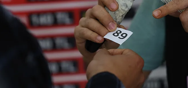 Banka sırası değil tıraş kuyruğu! Yoğunluk giderek artıyor