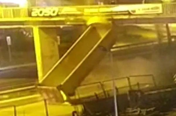 damperi-acik-hafriyat-kamyonu-ust-gecide-carpti-o-anlar-kamerada-1637654643869.jpg Damperi açık hafriyat kamyonu üst geçide çarptı! O anlar kamerada - 1