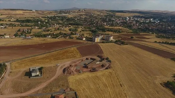 yatirimci-arsaya-hucum-ediyor-bu-bolgelerde-talep-patlamasi-fiyatlar-10a-katladi-1703573418993.jpeg Yatırımcı arsaya hücum ediyor! Bu bölgelerde talep patlaması: Fiyatlar 10'a katladı - 1