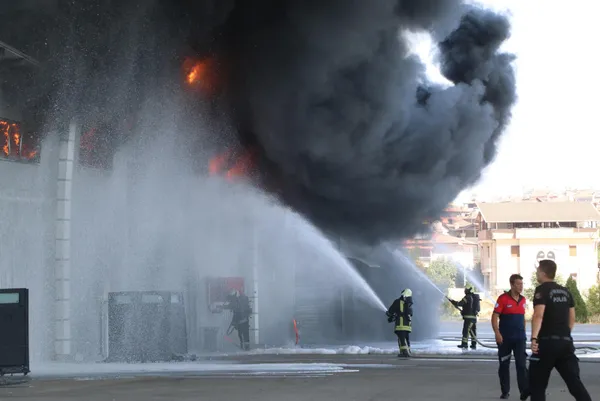 Son dakika: Denizli Emniyet Müdürlüğü'nün lojistik deposunda yangın - 3