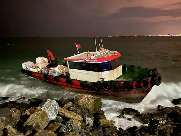 Son dakika: İstanbul'da panik: Kadıköy'de Engin Kaptan 3 isimli balıkçı teknesi karaya oturdu - 3