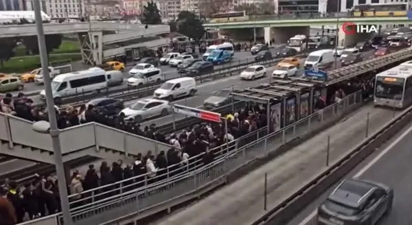 İftar saati İstanbul'da trafik felç! Metrobüsteki kalabalık vatandaşın canına tak etti - 2
