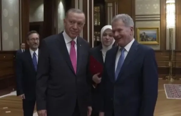Karşılama töreninde ıslanmıştı: Başkan Erdoğan’dan Fin gazeteciye ayakkabı hediyesi