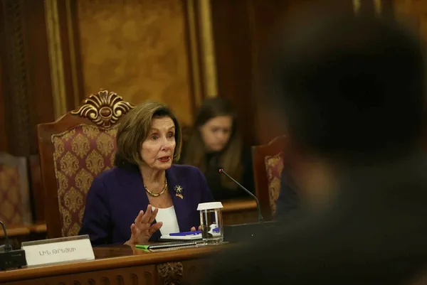 1663605479945.jpg Bir anda Nancy Pelosi'yi kürsüden itti mikrofonu aldı! Ermenistan'daki basın toplantısı dünya gündeminde... - 6