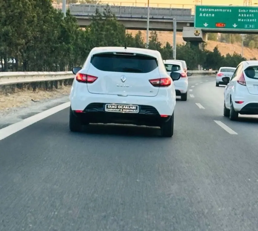 ulku-ocaklari-baskanligi-ibareli-sahte-plakali-araca-rekor-ceza-trafikten-men-edildi-1786216872299.jpg "Ülkü Ocakları Başkanlığı" ibareli sahte plakalı araca rekor ceza! Trafikten men edildi - 1