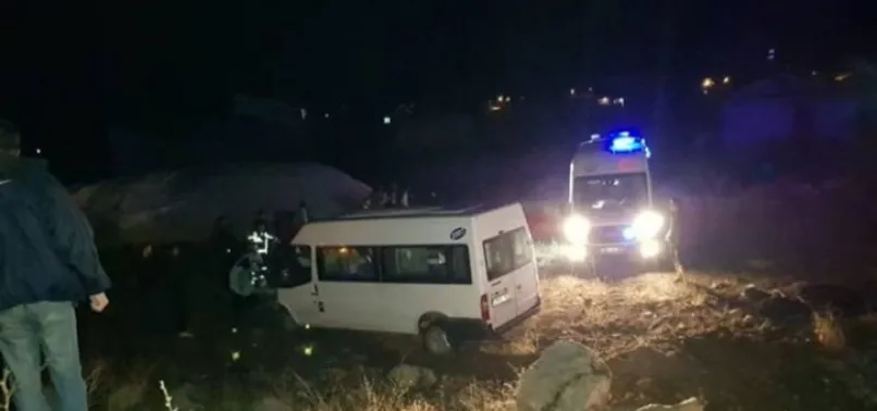 Ağrı'da minibüs şarampole yuvalandı