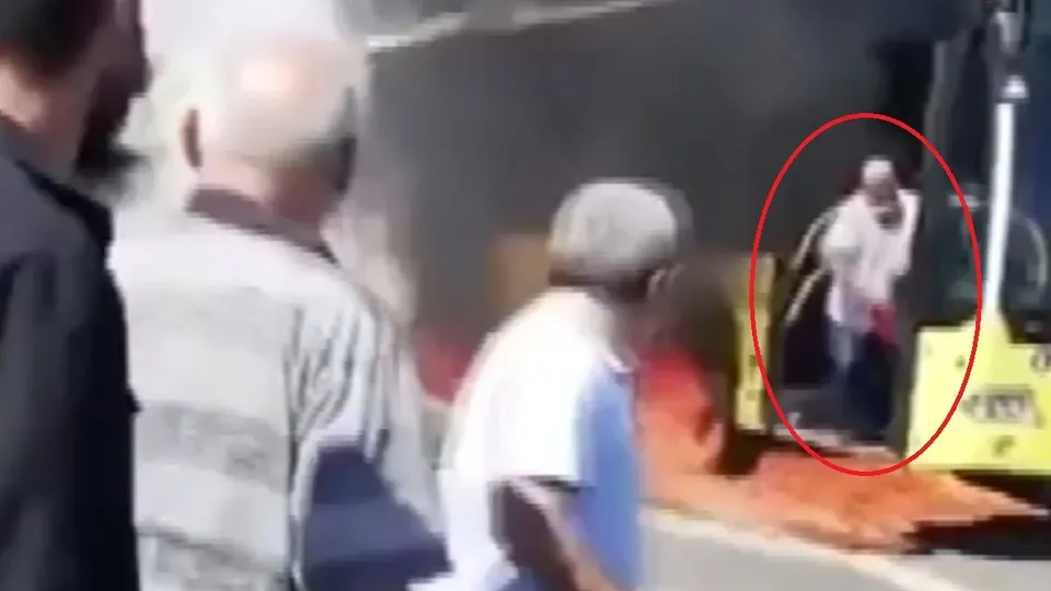 Metrobüsten son anda kurtuldu! Kaçış anı kamerada