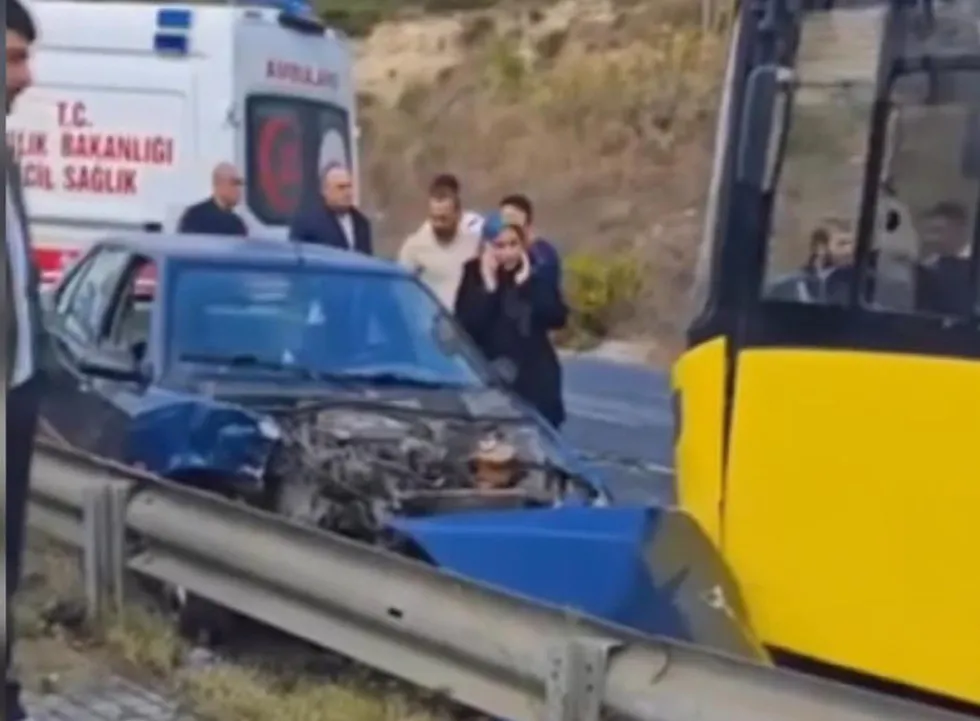basaksehirde-iett-otobusu-ile-otomobil-carpisti-1790548105655.jpg Başakşehir’de İETT otobüsü ile otomobil çarpıştı: 3 yaralı - 2