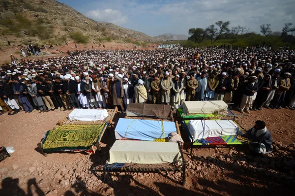 Son dakika: Pakistan’da camiye intihar saldırısı: Ölü sayısı 93’e yükseldi