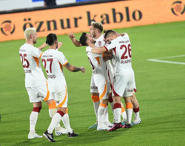 1700808708921.jpg Okan Buruk'tan büyük sürpriz! Alanyaspor maçında tüm gözler o isimde olacak! İşte Galatasaray'ın muhtemel 11'i... - 3