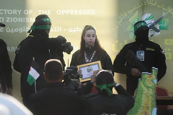 Esir takasında terör devletine şok! İsrail amblemleriyle dünyaya rezil oldu: Hamas böyle dalga geçti