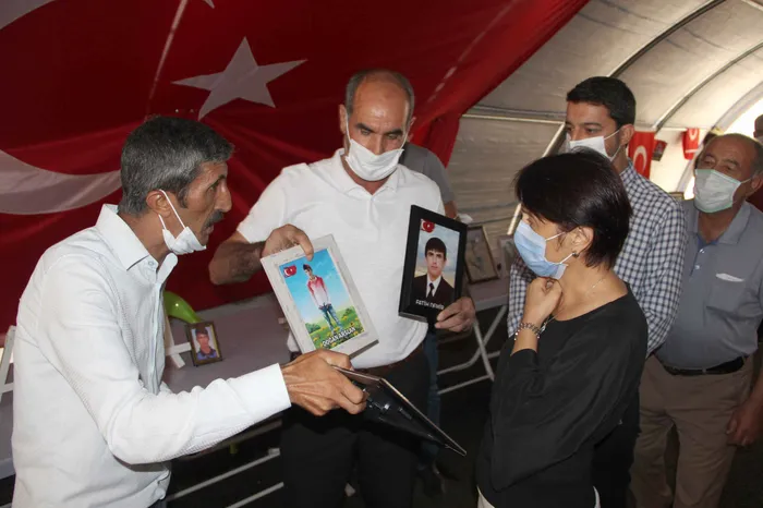 HDP’yi ziyaret ettikten sonra evlat nöbetindeki annelere uğrayan CHP’lilere ailelerden tepki: Ne yüzle geldiniz