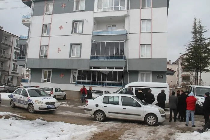 Son dakika: 42 yaşındaki lise öğretmeni evinde ölü bulundu - 2