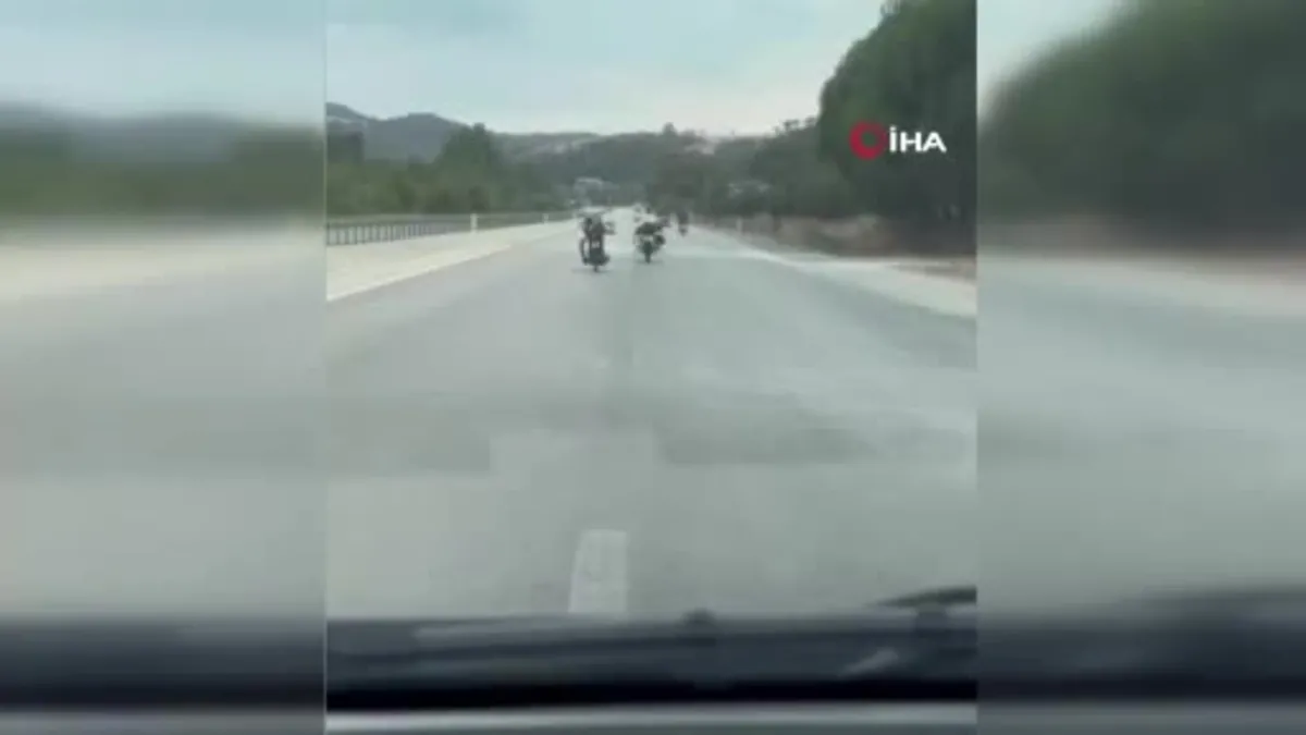 Çanakkale'de gençlerin motosikletle tehlikeli yolculuğu