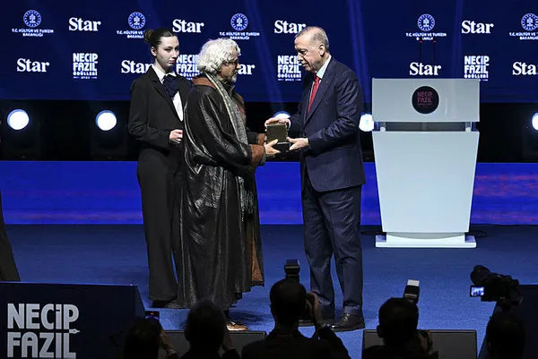 baskan-erdogandan-super-kupa-mesaji-sporun-siyasi-rekabetin-mezesi-haline-getirilmesi-yanlis-1703966737107.jpg Başkan Erdoğan'dan Süper Kupa mesajı: Sporun siyasi rekabetin mezesi haline getirilmesi yanlış