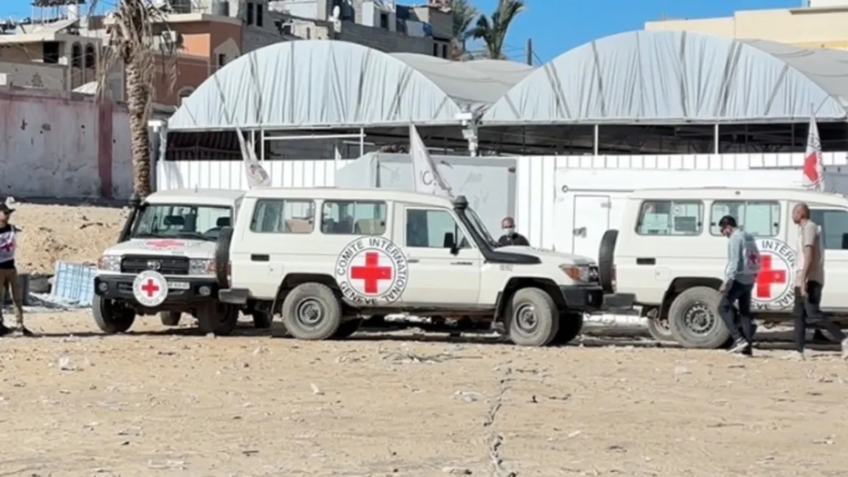 Hamas 2 esiri daha Kızılhaç'a teslim etti