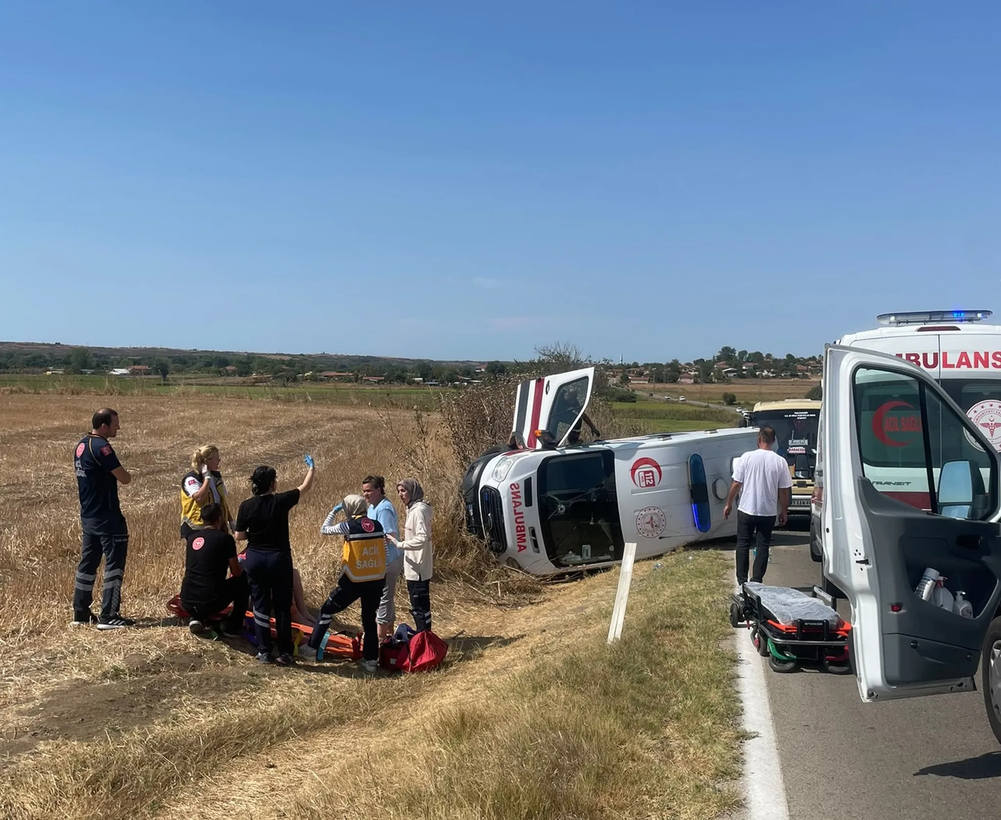 Kırklareli Pehlivanköy'de feci zincirleme kaza! Ambulans devrildi: 3'ü sağlık personeli 5 yaralı var