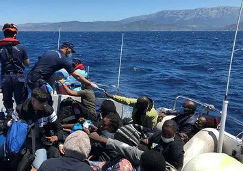 Çeşme açıklarında 26 göçmen kurtarıldı
