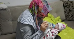 Dünyaya 25 haftalıkken gelen bebek ailesine kavuştu