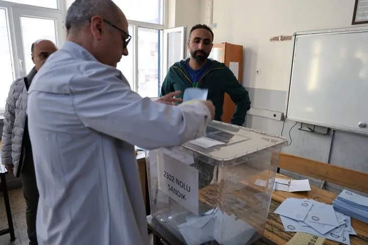 Türkiye yerel yöneticilerini seçiyor! Önce belediye başkanlığı pusulaları sayılacak