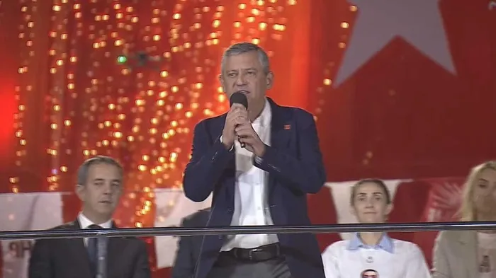 baskan-erdogandan-cin-donusu-onemli-mesajlar-bm-genel-kuruluna-filistin-damgasini-bu-fakir-vuracak-1756811524119.jpeg CHP Genel Başkanı Özgür Özel (DHA)