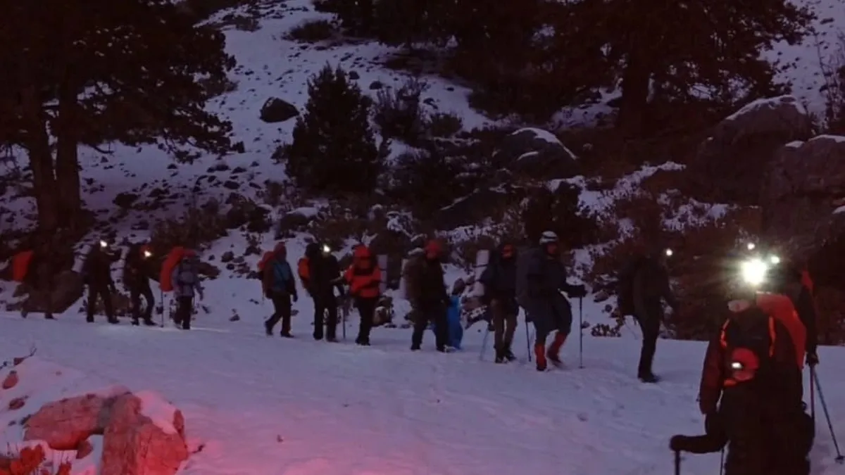 Antalya'da dağda mahsur kalan 24 kişi kurtarıldı