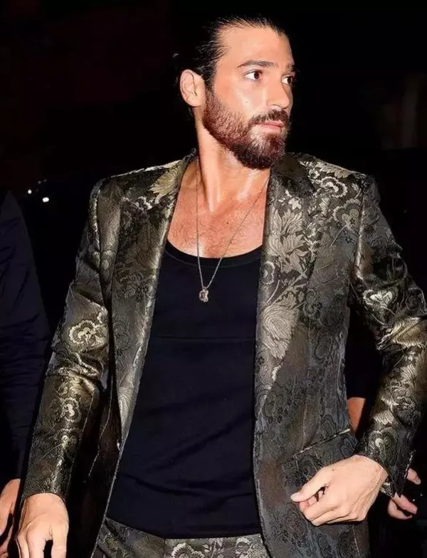 Hayranının telefonunu fırlatan Can Yaman: Yenilmez olmadığımı hatırlatmak isterim!