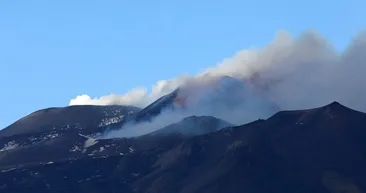 İtalya’da Etna Yanardağı yeniden kül ve lav püskürttü