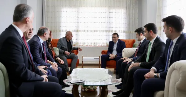 1671346622859.jpg Enerji ve Tabii Kaynaklar Bakanı Fatih Dönmez'den evine doğalgaz verilen aileye ziyaret - 4