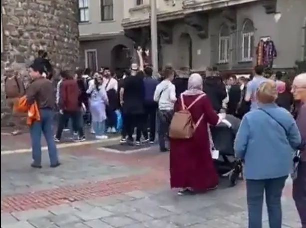 galata-kulesi-intihari-son-dakika-12-ekim-2022-galata-kulesi-intihar-videosu-twitterda-olay-yaratti-1665583010258.jpg Galata Kulesi intiharı son dakika | 12 Ekim 2022 Galata Kulesi intihar videosu Twitter'da olay yarattı - 4