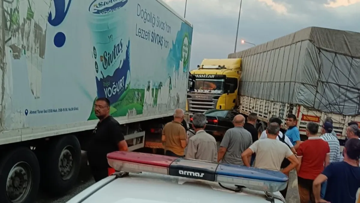 Çorum'da otomobil TIR'a çarptı: 4 yaralı