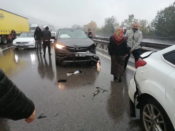 1635077811183.jpg Anadolu Otoyolu'nda zincirleme kaza: 27 araç birbirine girdi! Trafik durdu - 2