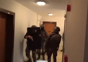 1 milyon 500 bin liralık soygun! 100 kiloluk kasayı kucağında taşıdı