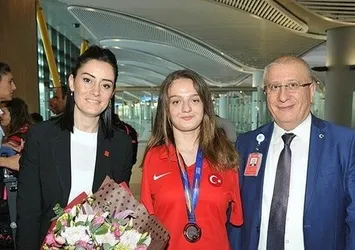 Paralimpik milli yüzücüler yurda döndü