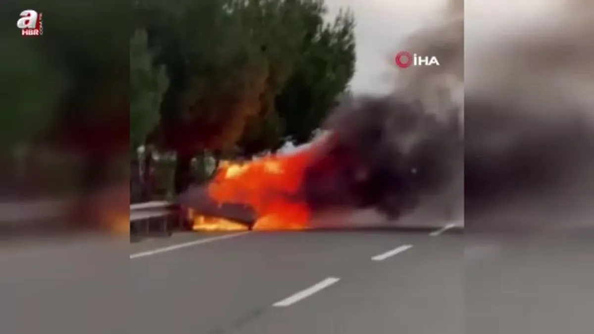 Seyir halindeki otomobil alev alev yandı
