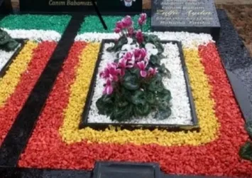 İstanbul'da bir mezar PKK renkleriyle süslendi! Bu skandala CHP'li İBB sessiz kaldı
