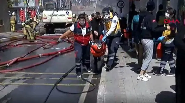 Son dakika: Beylikdüzü'nde İSKİ çalışmaları sırasında doğal gaz borusunda patlama - 5