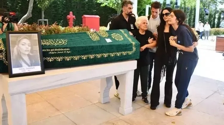 nihal-candanin-kardesi-ruyasini-anlatirken-gozyaslarini-tutamadi-1774520938347.jpeg Nihal Candan'ın kardeşi rüyasını anlatırken gözyaşlarını tutamadı - 1