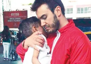 Küçük Emre, Ceceli'nin kollarında