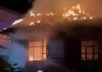 Amasya'daki yangında 2 ev kül oldu
