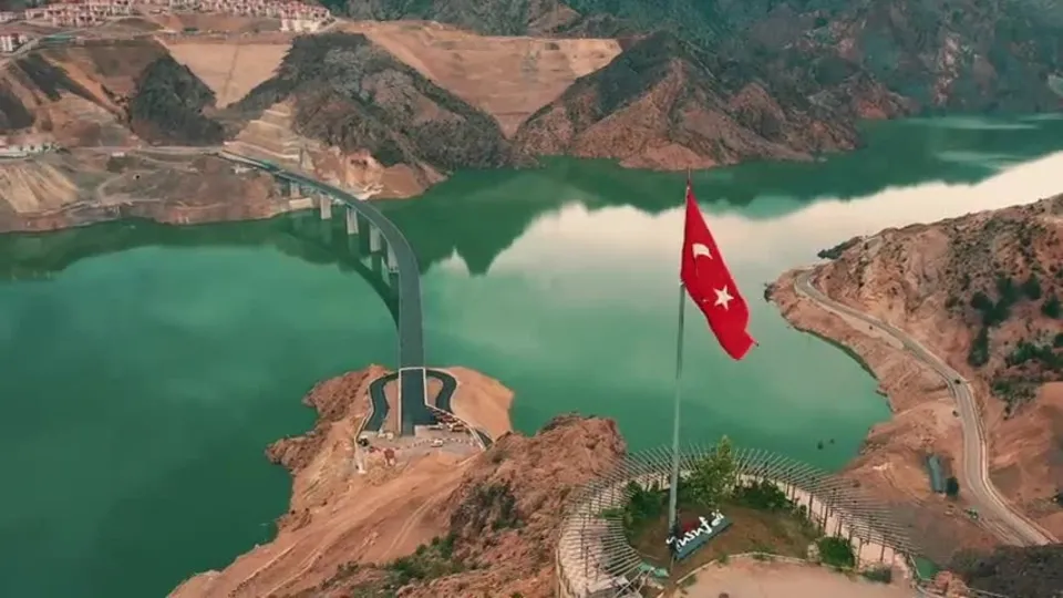 Son halkası da tamamlandı! Yusufeli Merkez Viyadüğü trafiğe açılıyor