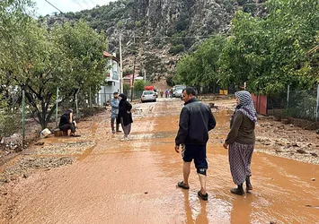 Antalya'nın Elmalı ilçesinde sağanak yağış!