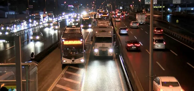 İki metrobüs peş peşe yolda kaldı!