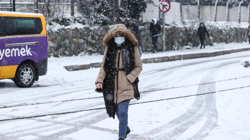 İstanbul kar yağışı son dakika | Yola çıkacaklar dikkat! İstanbul'da trafik kilit