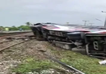 Son dakika: Tayland'da otobüsle tren çarpıştı: 20 ölü 29 yaralı