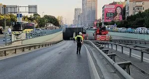 İETT otobüsü alt geçitte yandı: Ulaşım kaosa döndü!