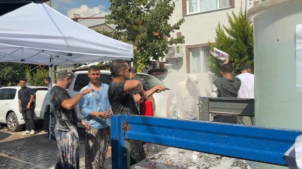 İznik'te sıra dışı gelin alma töreni: Damat neye uğradığını şaşırdı - 2