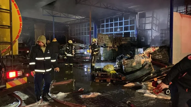 kocaelide-sanayi-sitesinde-cikan-yanginda-1-kisi-oldu-1711399684496.jpg Kocaeli'de sanayi sitesinde çıkan yangında 1 kişi öldü - 1